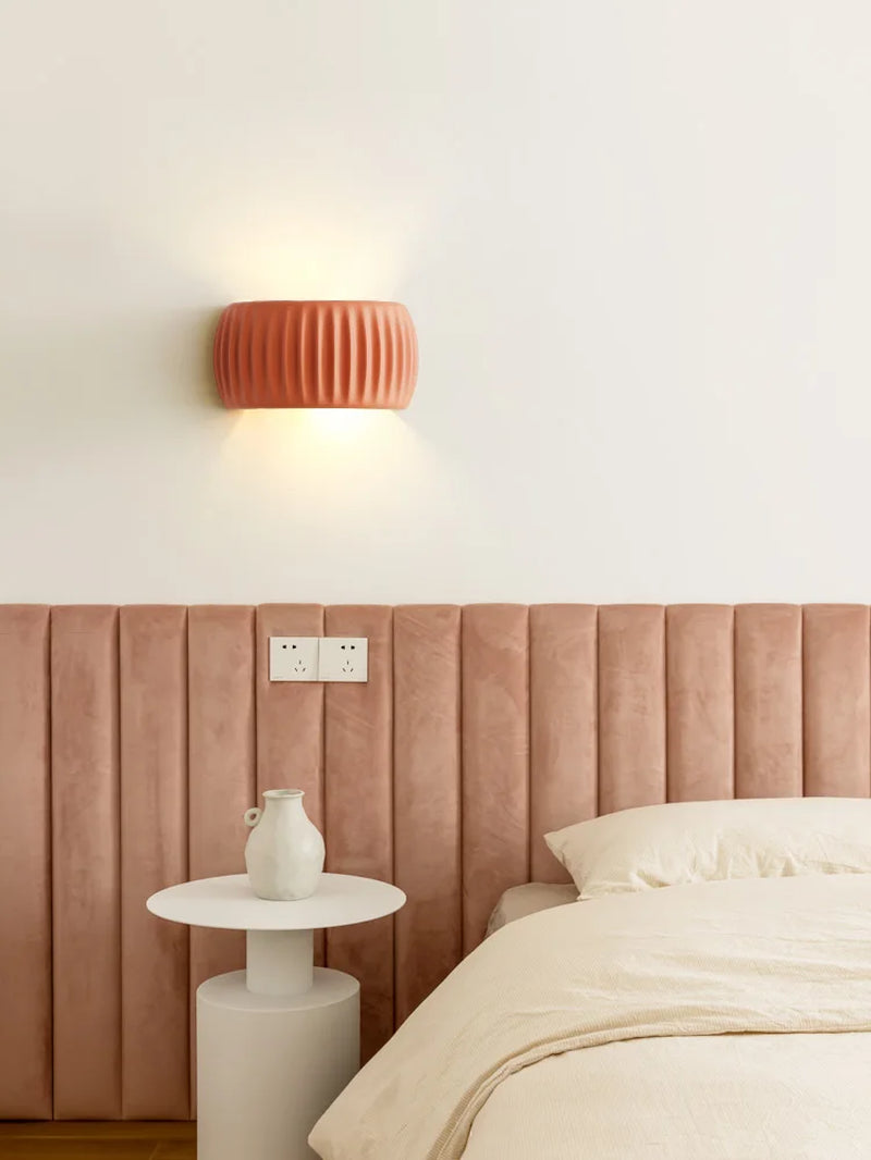 French Resin Wall Lamp – Textured Modern Bedside Sconce