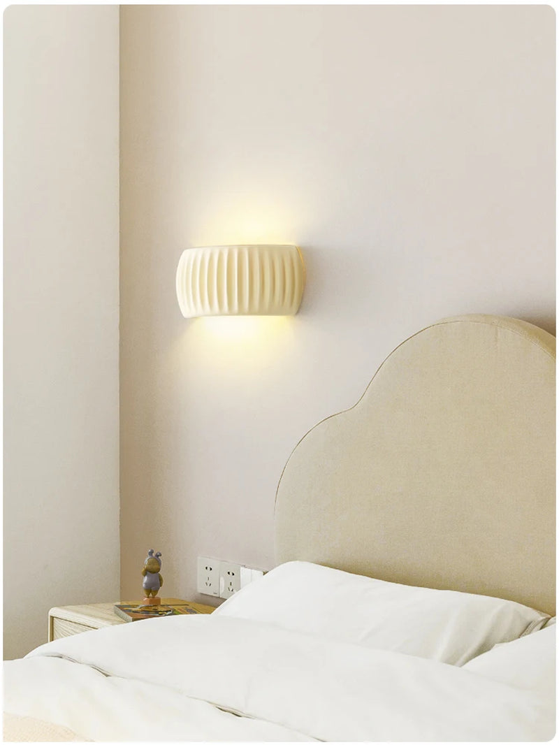 French Resin Wall Lamp – Textured Modern Bedside Sconce
