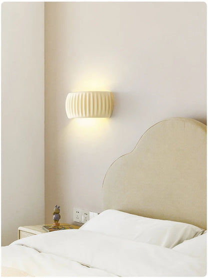 French Resin Wall Lamp – Textured Modern Bedside Sconce