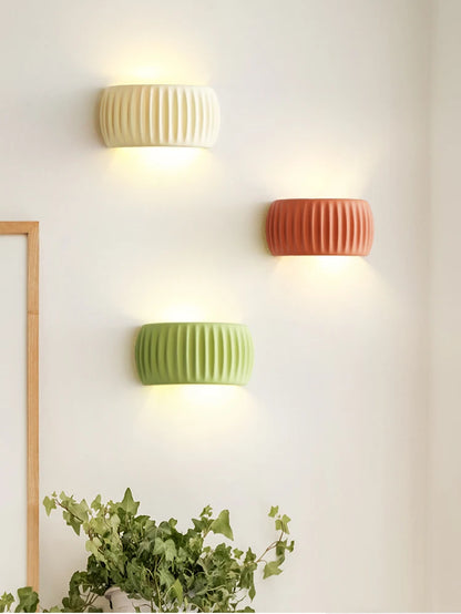 French Resin Wall Lamp – Textured Modern Bedside Sconce