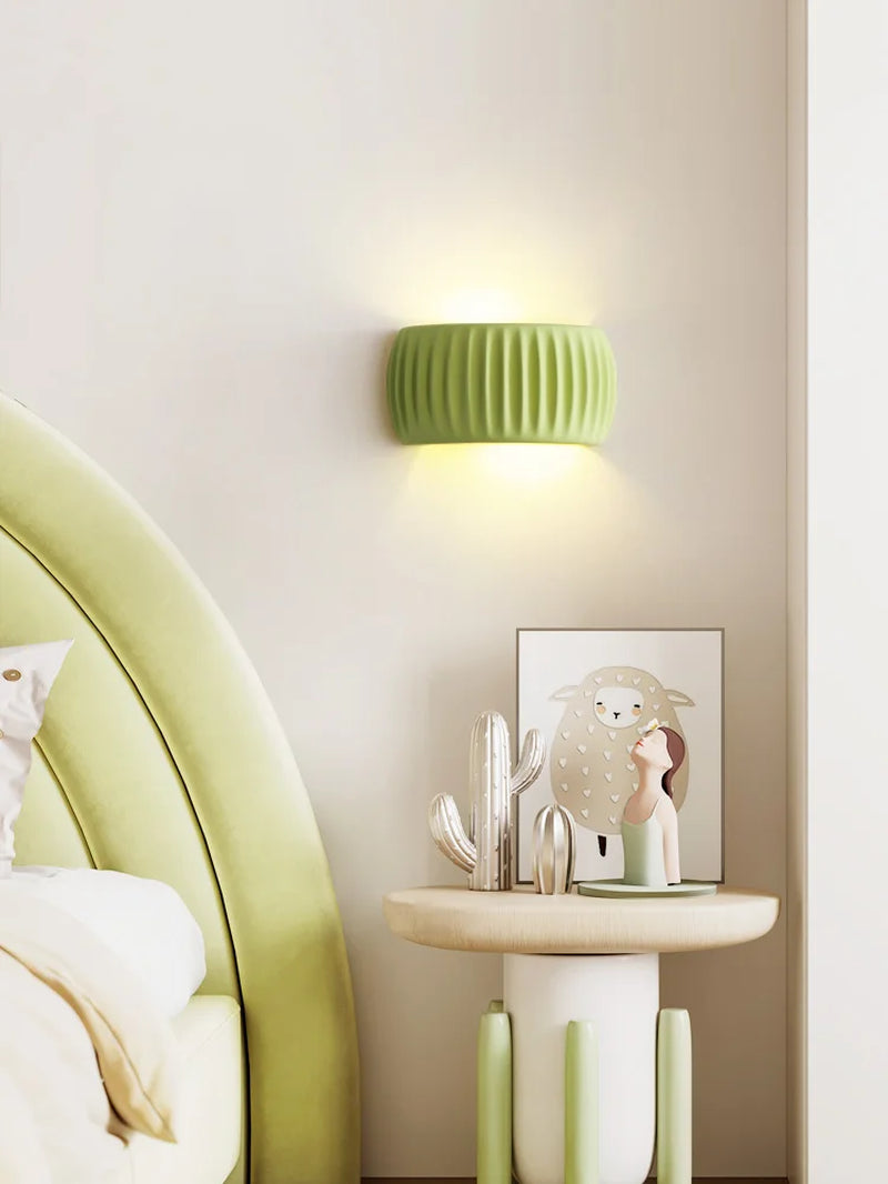French Resin Wall Lamp – Textured Modern Bedside Sconce